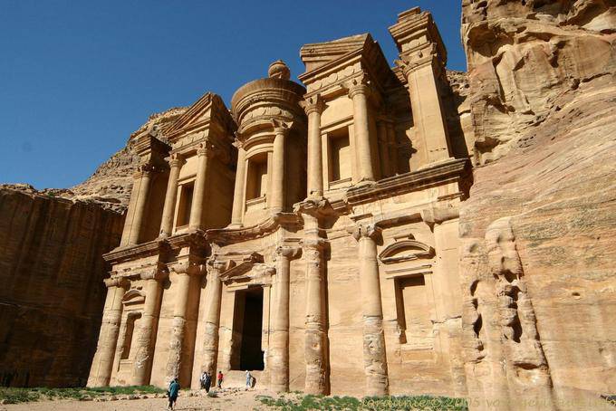 La fachada de Deir, 42 metros de altura (el monasterio) - Petra - Jordania