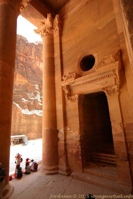 Puerta de una de las tres habitaciones pequeñas, Petra Khazneh - Jordania
