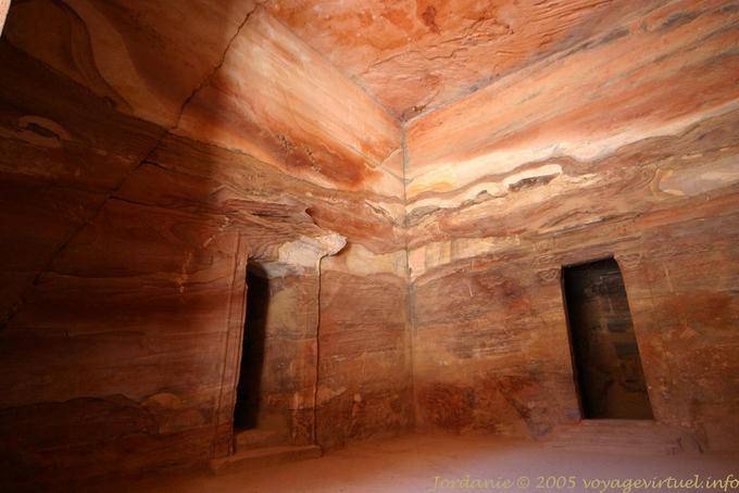 Dentro de la sala principal de la Khazneh, Petra - Jordania