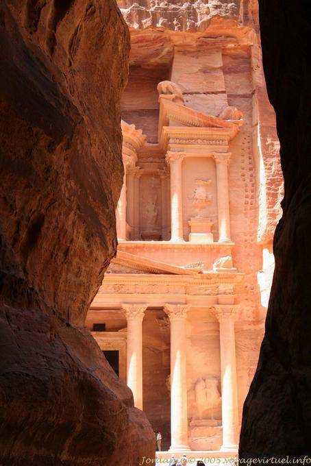 Columnas de descubrimientos Khazneh desde el Siq, Petra - Jordania
