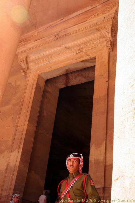 Soldado que guarda el tesoro, Petra Khazneh - Jordania