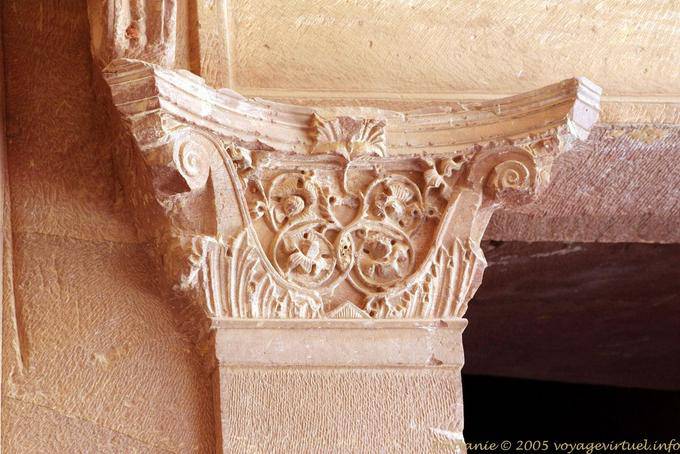 Top decoración de una columna de Khazneh, Petra - Jordania