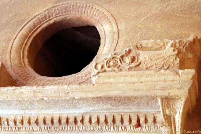 Ojo de buey en la fachada, Petra Khazneh - Jordania