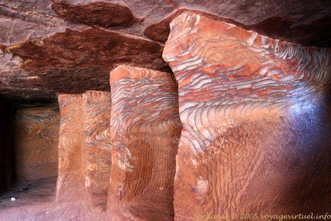 Pilares de piedra arenisca en el interior de una habitación, Petra Khubta - Jordania