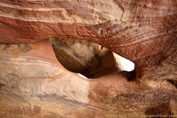 Formas y colores naturales de la roca en el interior del acantilado, Petra Khubta - Jordania