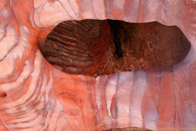 Tumba en el interior que data del período nabateo, Petra Khubta - Jordania