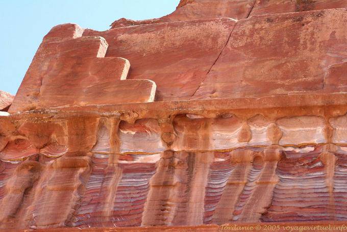 Close-up en la parte superior de una tumba en la calle de fachadas, Petra Khubta - Jordania