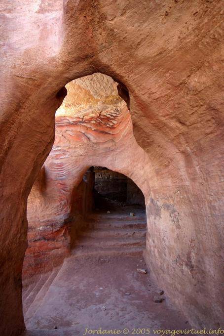El paso entre habitaciones con escalones, Petra Khubta - Jordania