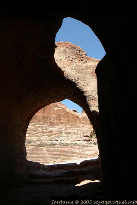Fragmento de teatro visto desde el interior de una tumba, Petra Khubta - Jordania