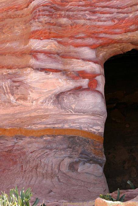 Pila de capas en la entrada a una tumba, Petra Khubta - Jordania