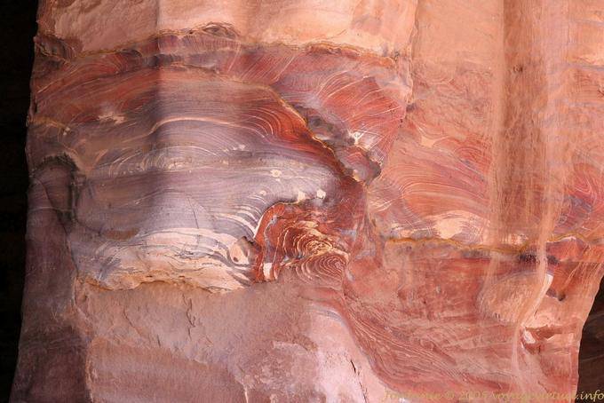 Detalle colorido en roca detrítica, Petra Khubta - Jordania
