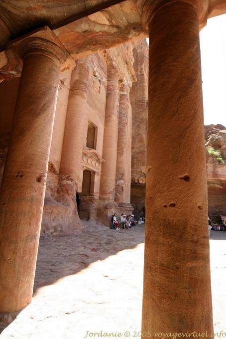 A lo largo del lado de la frente courtyard tumba de la urna, Petra Khubta - Jordania