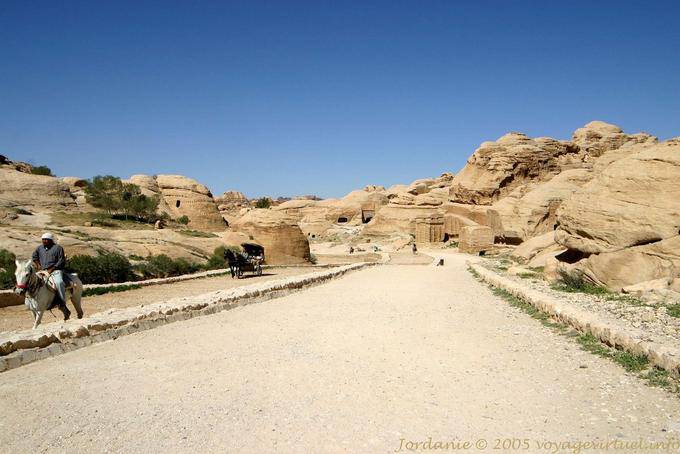 El paseo en Petra Siq - Jordania