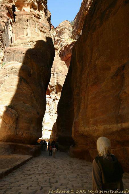 Parte de la estrecha Siq justo antes de llegar a la Khazneh, Petra - Jordania