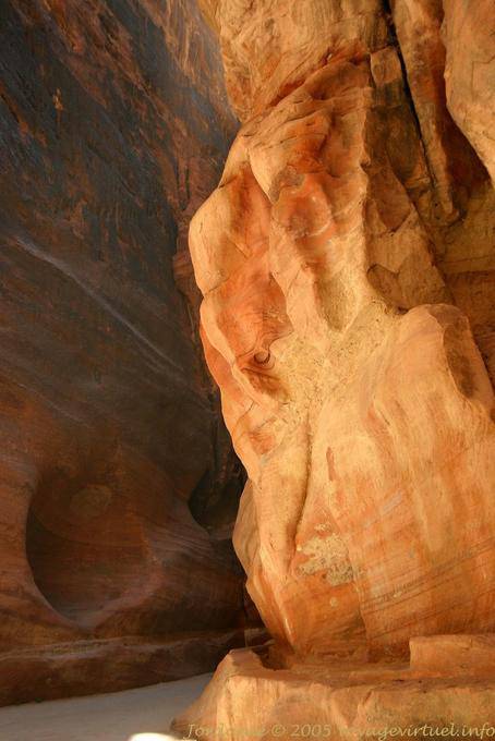Rock iluminado por el sol, Petra Siq - Jordania