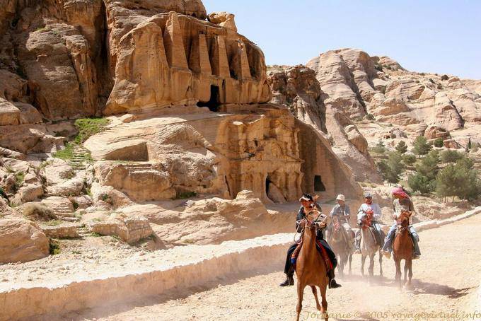 Cavaliers ante la tumba con obeliscos, al-Siq, Petra - Jordania