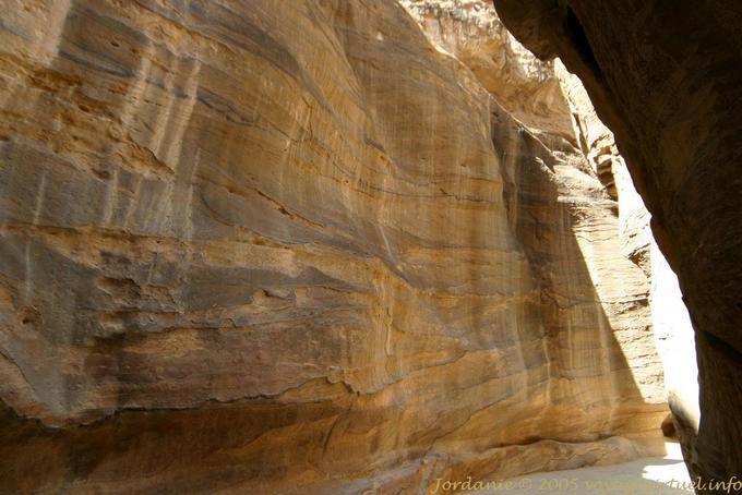 Acantilados coloridos de la falla, Siq, Petra - Jordania