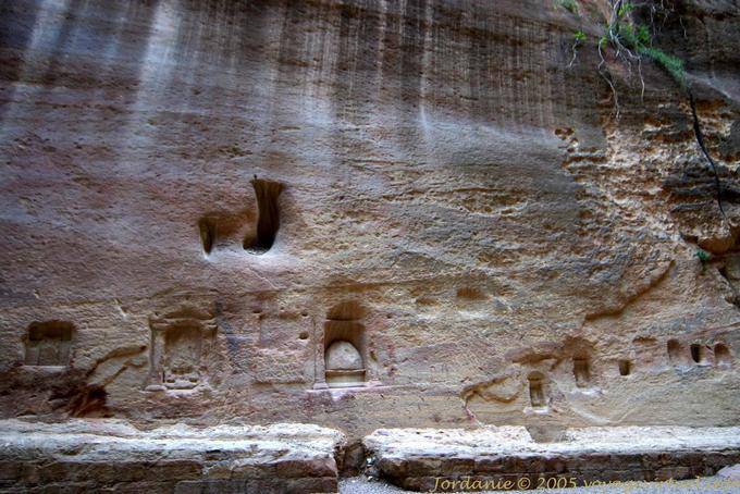 Betyl Alivio Adraha y nicho betyl, Siq, Petra - Jordania