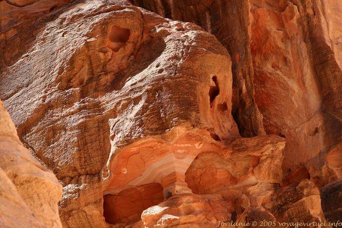 Efecto de color en la roca atormentado, Siq, Petra - Jordania