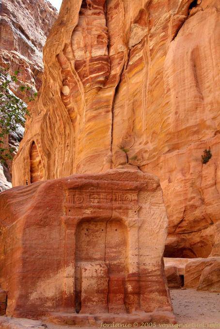 Altar abierto en una peña friso dórico con triglifos y rosetas, Siq, Petra - Jordania