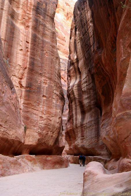 La cercanía del Siq cañón, alcanzando en lugares cien metros de altura, Petra - Jordania