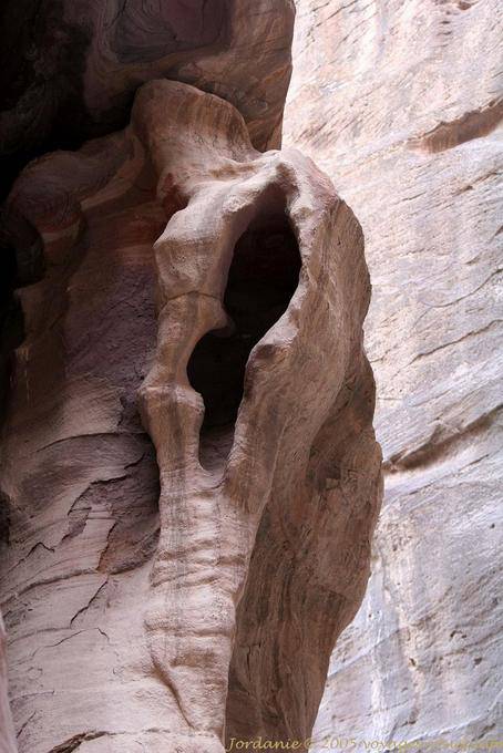 Formación rocosa especial tallado por el Wadi Mousa Al Siq, Petra - Jordania