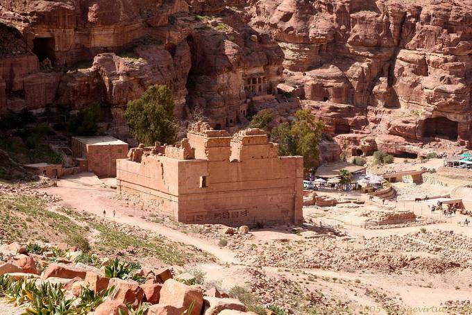 Monumento Qasr al-Bint nabatea de Petra Ciudad Baja - Jordania