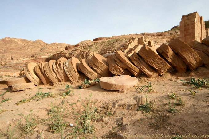 Rebanadas de una columna se derrumbó Petra Ciudad Baja - Jordania