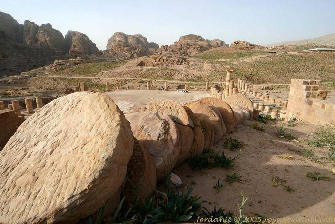 Columna rebanado por encima de los temenos del Gran Templo, Petra Ciudad Baja - Jordania