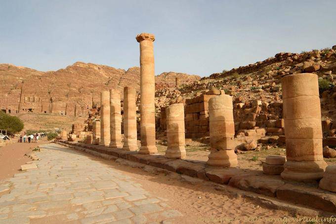 La gran columnata, arteria central de la ciudad, Petra Ciudad Baja - Jordania