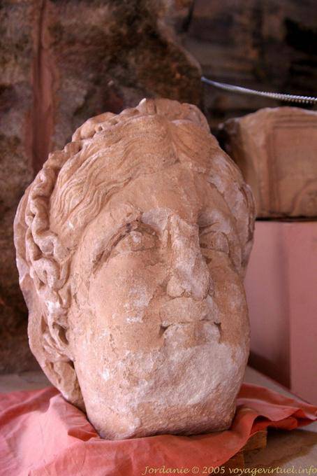 Cabeza de mujer, museo de esculturas al Bajo Arrabal de Petra - Jordania