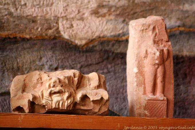 Esculturas nabateos exhibidos en el Museo de Petra Ciudad Baja - Jordania