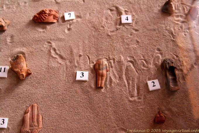 Los fragmentos de esculturas exhibidas en la arena de Petra Ciudad Baja - Jordania