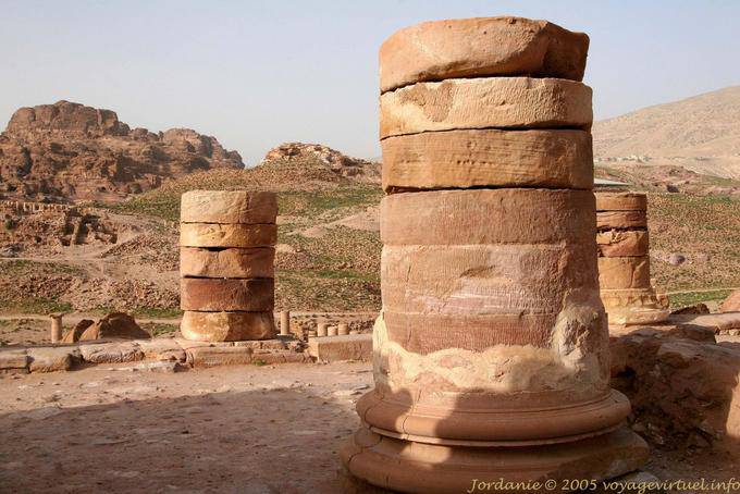 Losas de piedra que forman la columna Petra Ciudad Baja - Jordania