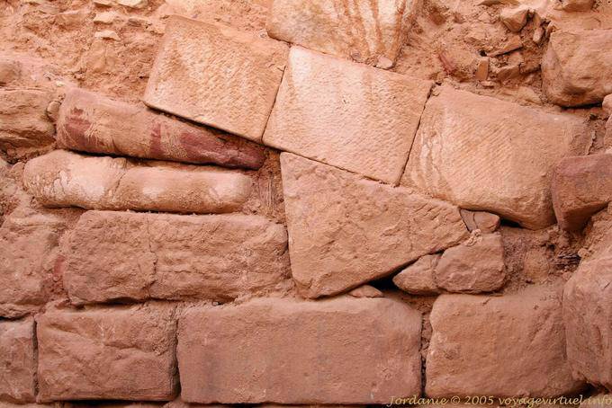 Piedras composición que forma una pared del templo, Petra Ciudad Baja - Jordania