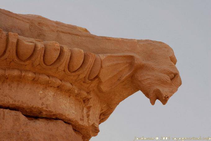Detalle de la columna con decoración en forma de cabezas de animales, Petra Ciudad Baja - Jordania