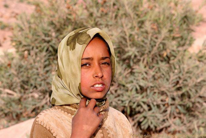 La niña en el pañuelo verde, Petra Ciudad Baja - Jordania