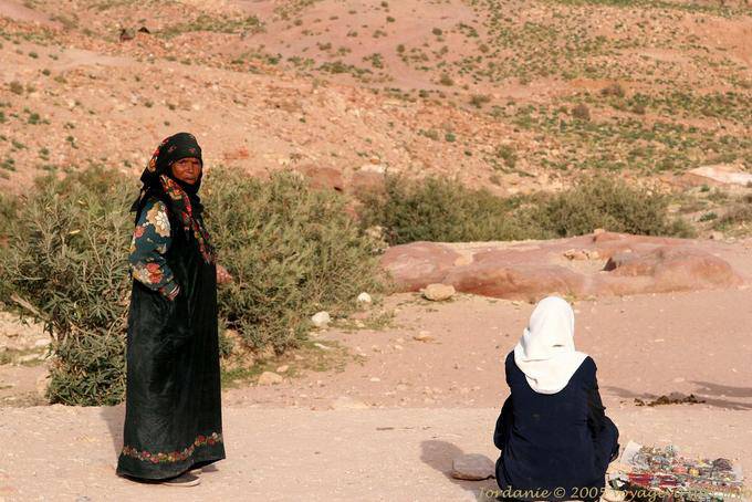 Vendedores de souvenirs en el vestuario local Petra Ciudad Baja - Jordania