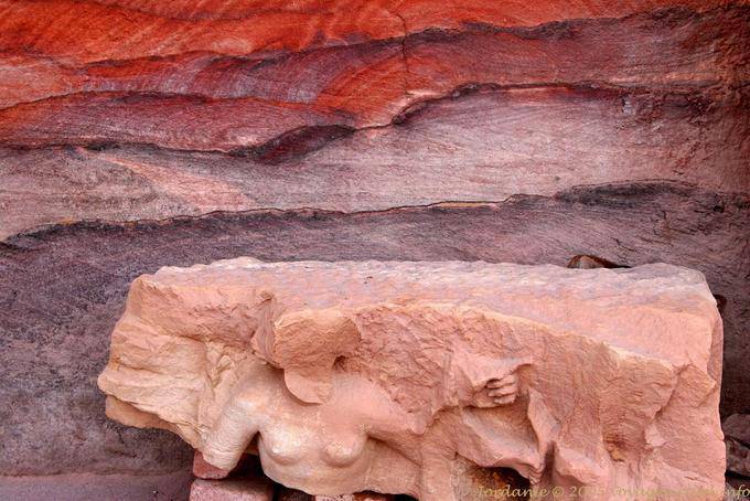 Escultura aún señalar con el dedo, antiguo Museo Arqueológico de Petra - Jordania