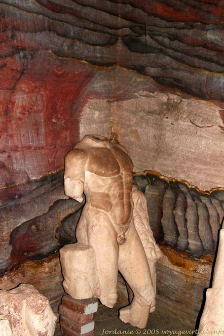 Estatua de mármol sin cabeza, antiguo museo arqueológico de Petra - Jordania