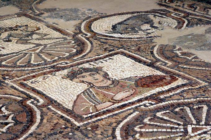 Retrato de la mujer en el mosaico de la iglesia bizantina de Petra - Jordania