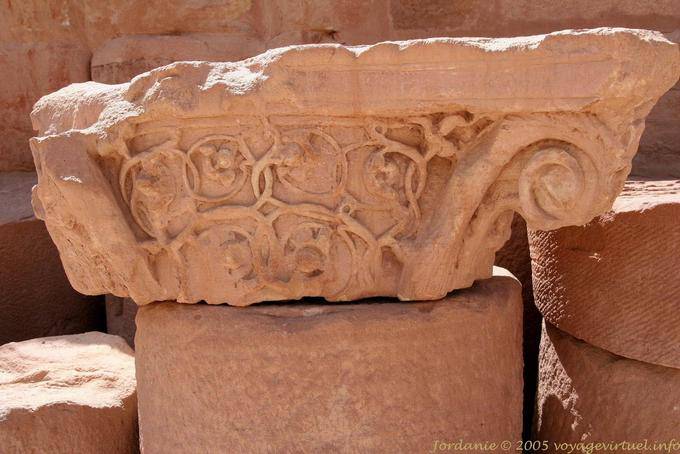 Capitel de columna de entrelazado artístico, iglesia, Petra Ciudad Baja - Jordania