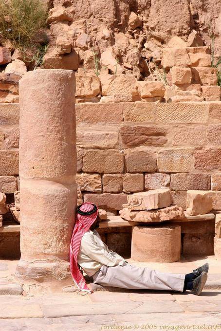 Siesta a la sombra de una columna, Petra Ciudad Baja - Jordania