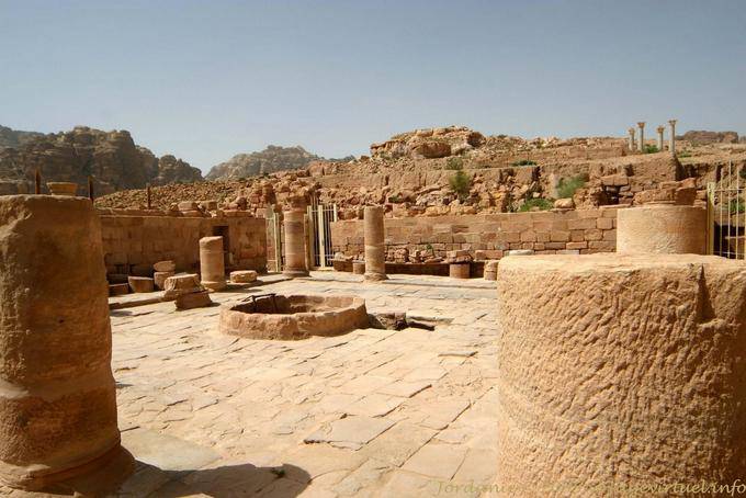 El atrio de la Iglesia bizantina, Petra Ciudad Baja - Jordania