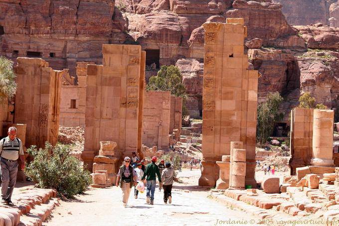 El arco monumental sobre el Cardo Maximus, Petra Ciudad Baja - Jordania