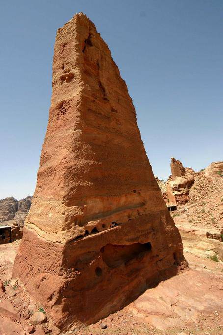Obelisco nabateo, De gran altura, Petra Zib Attuf - Jordania