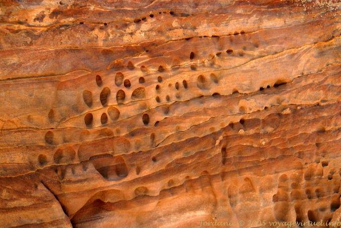 Agujeros redondeados en el acantilado, Petra Zib Attuf - Jordania