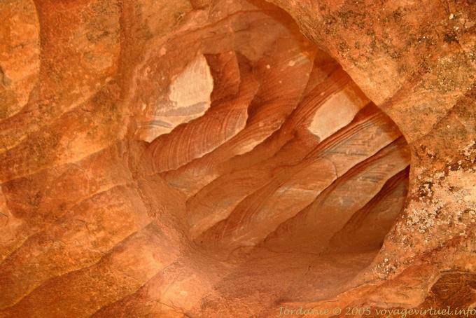 Cueva tonos de la piedra arenisca roja cebra, Petra Zib Attuf - Jordania