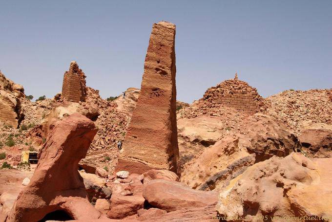 Obeliscos en las ruinas de la Gran Plataforma del Sacrificio, Petra Zib Attuf - Jordania