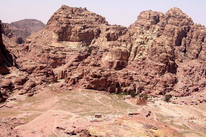 Vista de las montañas y el Qasr El Bint el top de Jabal Madhbah, Petra - Jordania